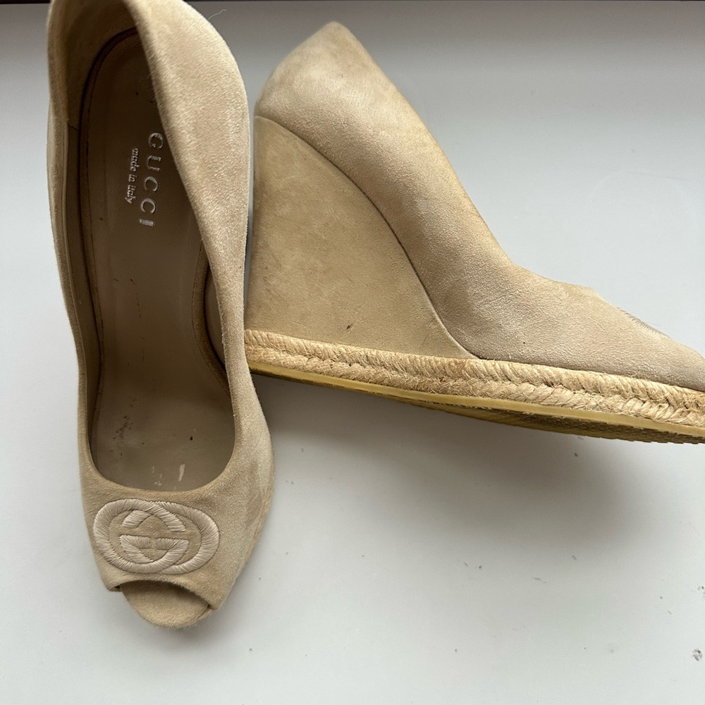 Gucci Cream Peep-Toe Heels with Logo - Picture 4 of 4